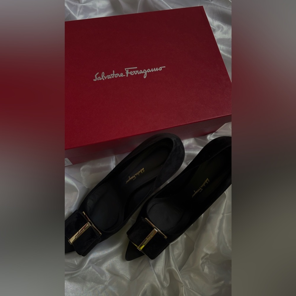 Salvatore Ferragamo Women 8.5 (39) Pre-Owned like new Black Suede Pump Shoe